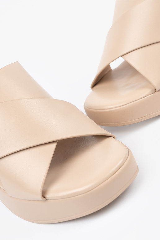 beeži värvi plätud kõrge kontsaga