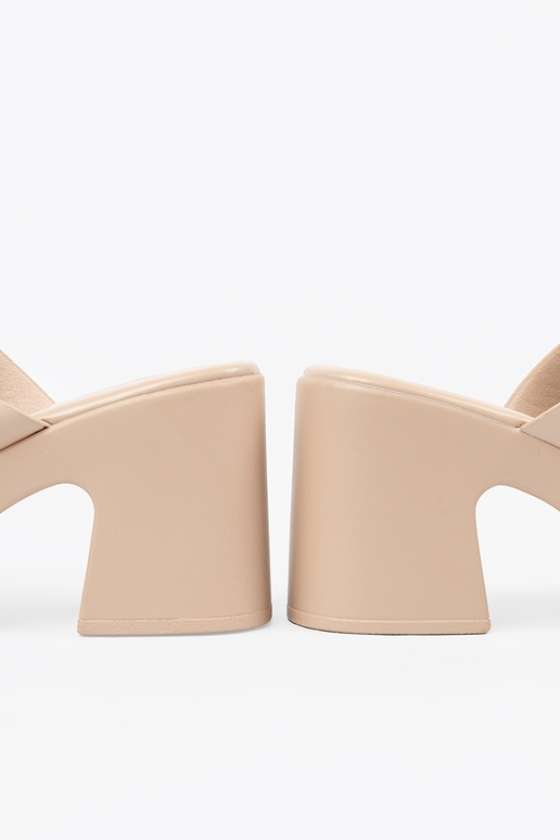 beeži värvi plätud kõrge kontsaga