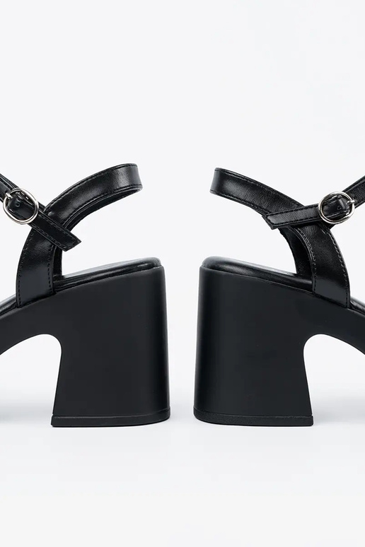 Mustad sandaalid kontsaga Mustad sandaalid kontsaga