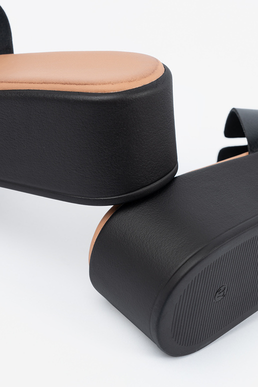 Mustad naiste plätud platvormiga Mustad naiste plätud platvormiga