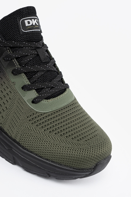 Tumedad rohelised meeste spordijalatsid