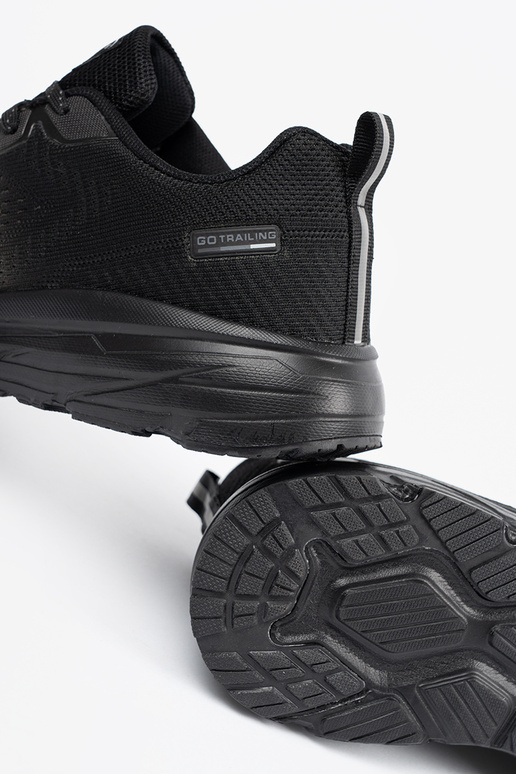 Tumedad rohelised meeste spordijalatsid