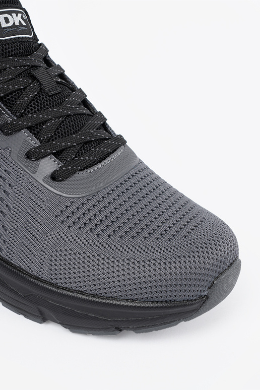 Mustad roheliste detailidega meeste...