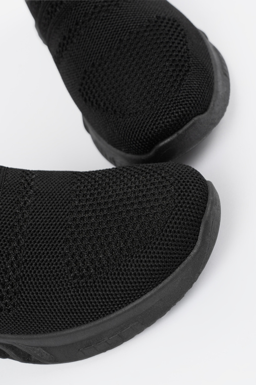 Mustade naiste spordijalatsid...