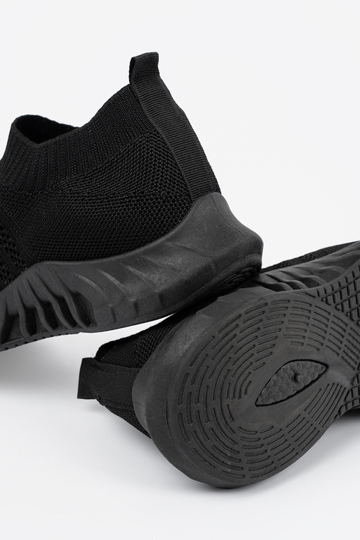 Mustade naiste spordijalatsid...