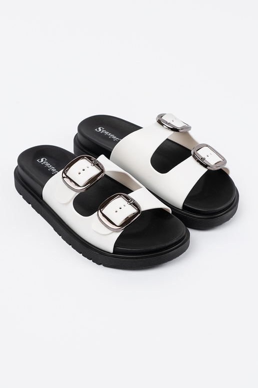 Valged sussid hõbedaste klambritega