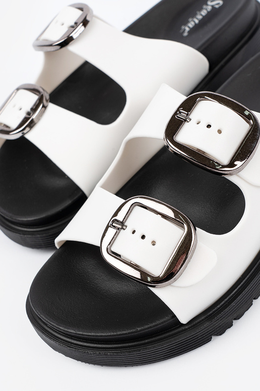 Valged sussid hõbedaste klambritega