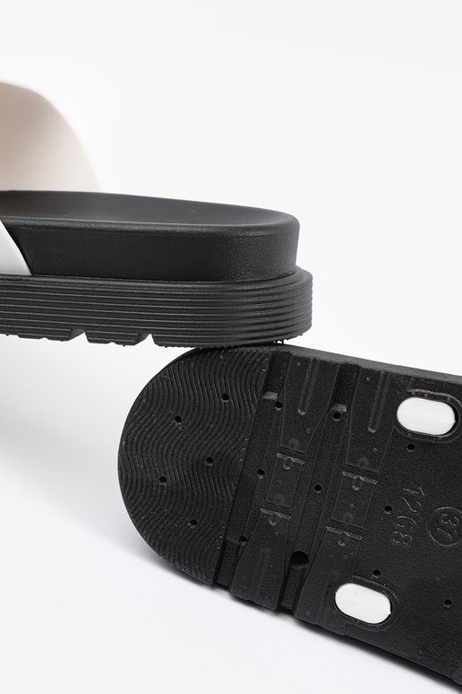 Valged sussid hõbedaste klambritega