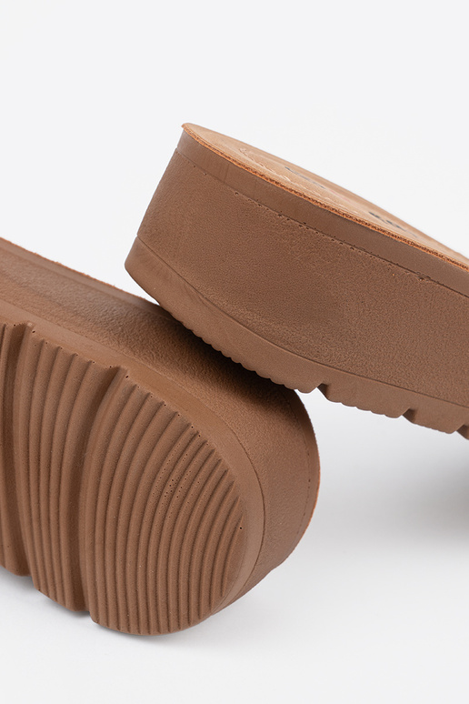 Mustad sussid kuldse klambriga