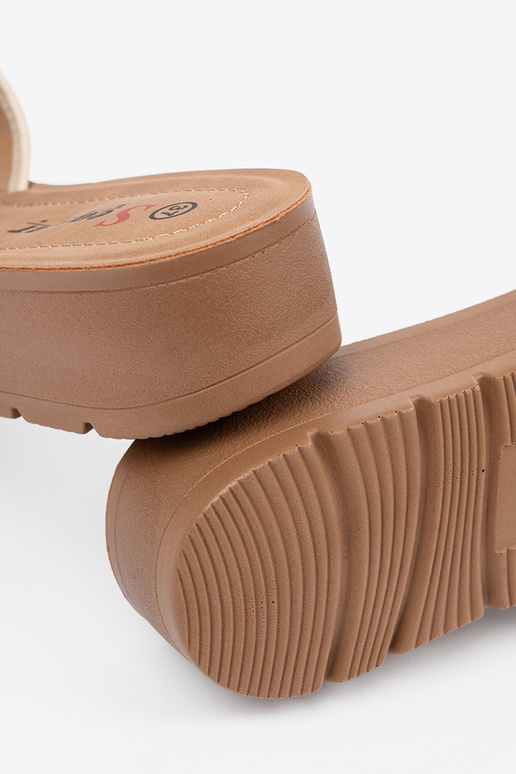 Erivärvilised sussid klambritega