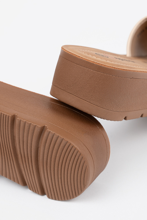 Kullaga kaunistatud sussid