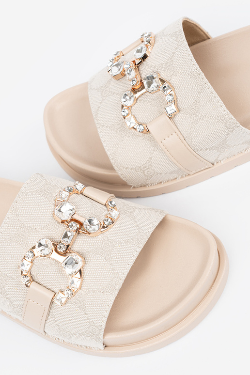 Elevandiluu värvi plätud ze zdobieniem