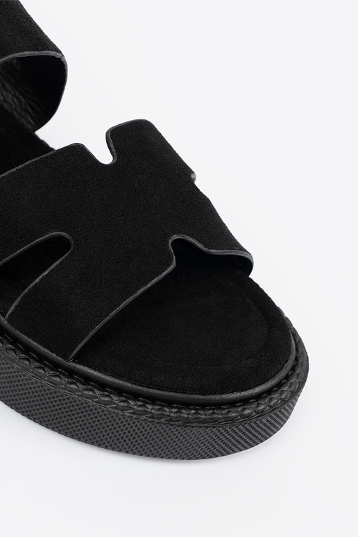 Mustad platvormi sandaalid lõikeaukudega Mustad platvormi sandaalid lõikeaukudega