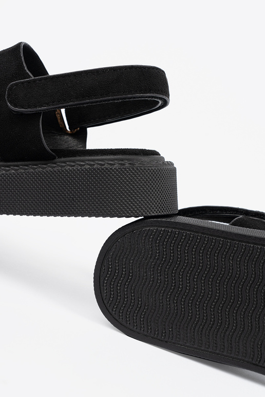 Mustad platvormi sandaalid lõikeaukudega Mustad platvormi sandaalid lõikeaukudega