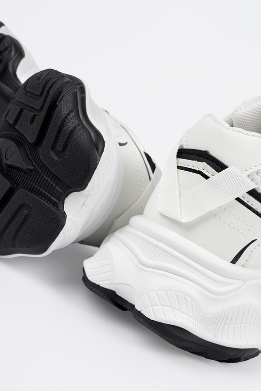 Valged spordistiilis kingad paksul...