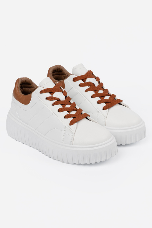 Valge värvi spordistiilis jalatsid...