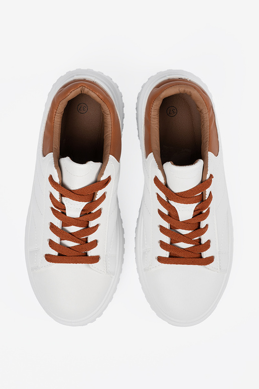 Valge värvi spordistiilis jalatsid...