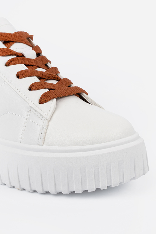 Valge värvi spordistiilis jalatsid...