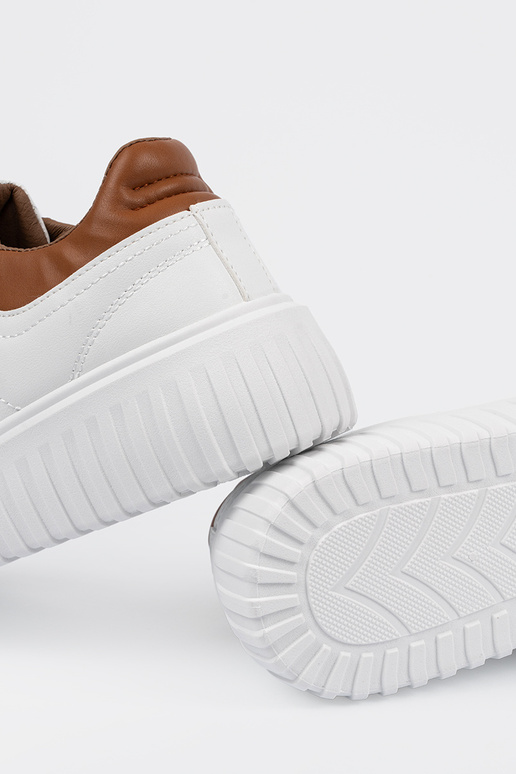 Valge värvi spordistiilis jalatsid...