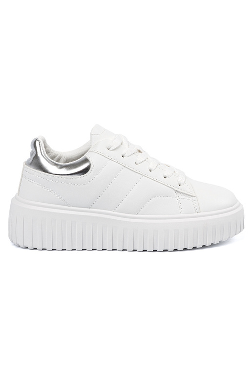 Valge värvi spordistiilis jalatsid...