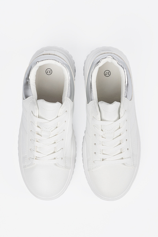 Valge värvi spordistiilis jalatsid...