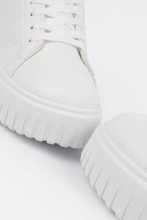 Valge värvi spordistiilis jalatsid...