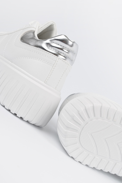 Valge värvi spordistiilis jalatsid...