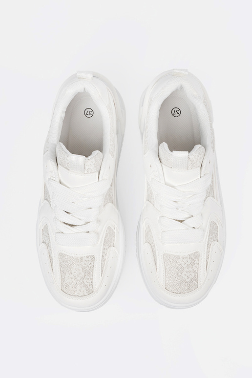 Valged spordistiilis kingad paeltega... Valged spordistiilis kingad paeltega...