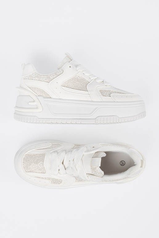 Valged spordistiilis kingad paeltega... Valged spordistiilis kingad paeltega...