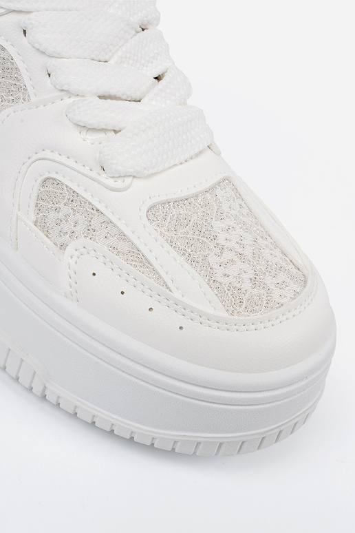 Valged spordistiilis kingad paeltega... Valged spordistiilis kingad paeltega...