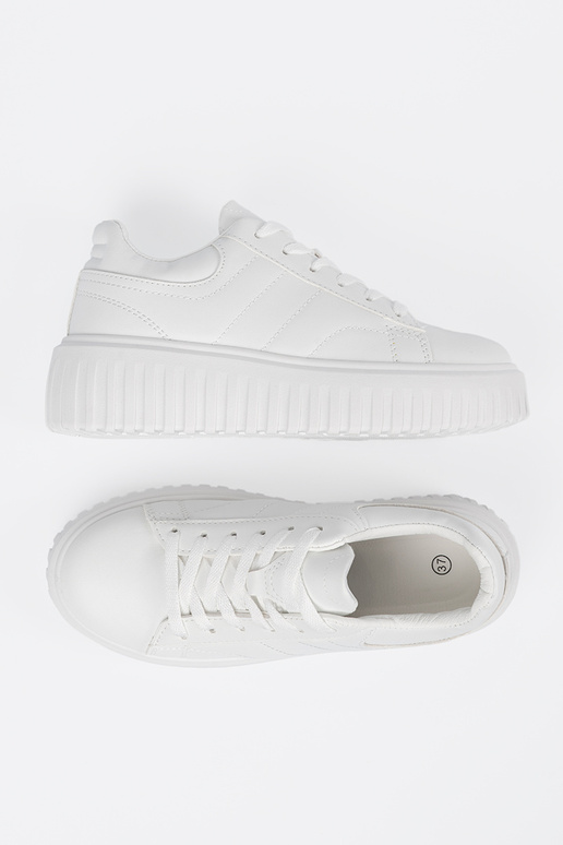 Valge värvi spordistiilis jalatsid