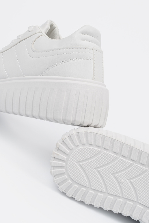 Valge värvi spordistiilis jalatsid