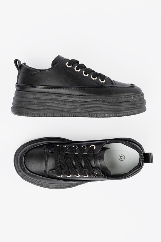 Mustad vabaaja kingad platvormiga