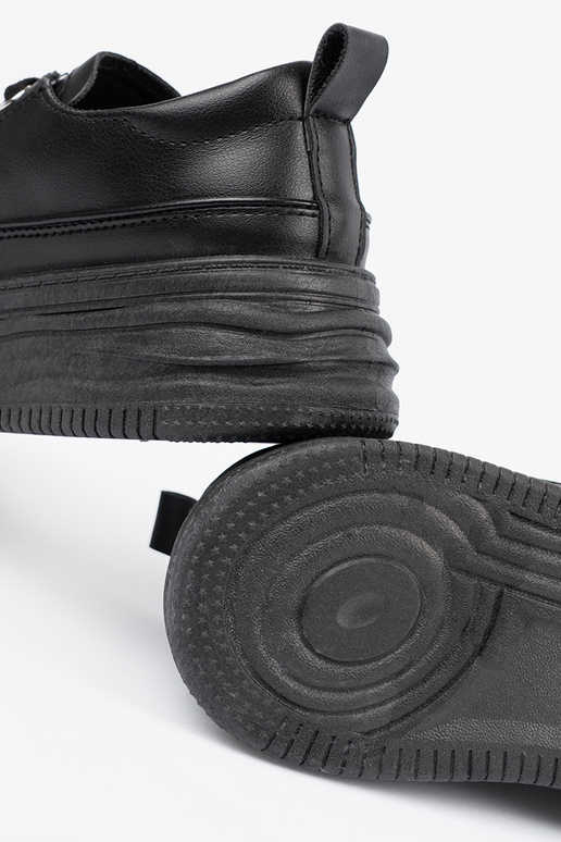 Mustad vabaaja kingad platvormiga