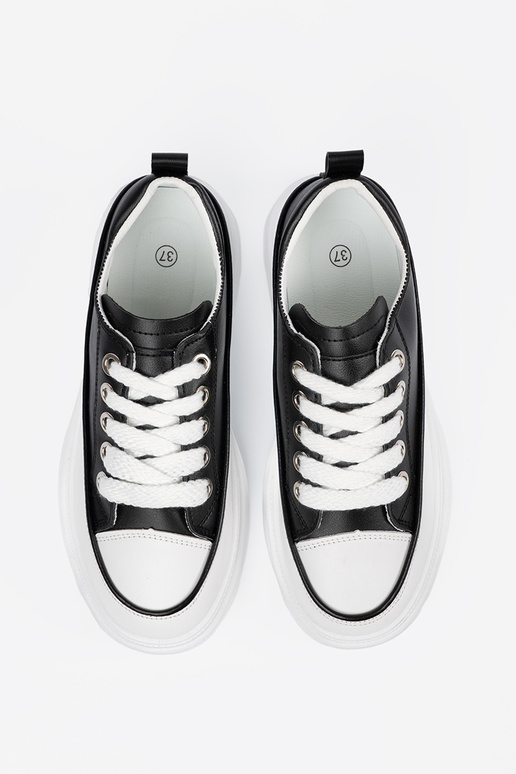 Must-valged vabaaja jalatsid platvormiga