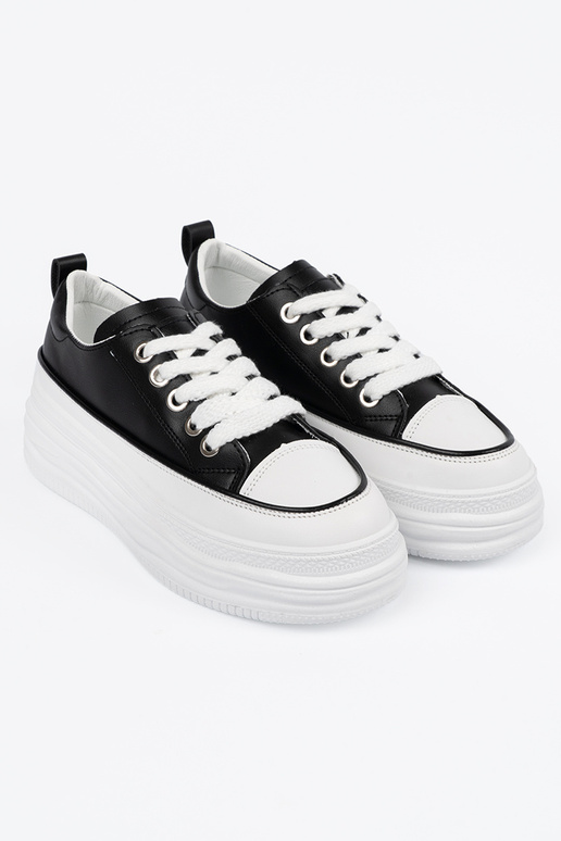 Must-valged vabaaja jalatsid platvormiga