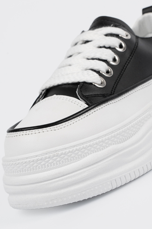 Must-valged vabaaja jalatsid platvormiga