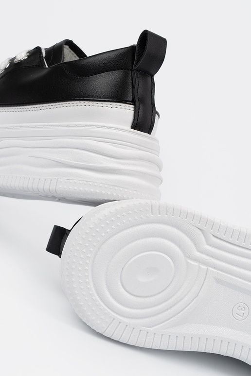 Must-valged vabaaja jalatsid platvormiga