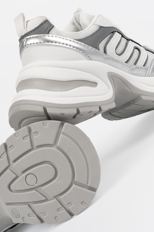 Valged naiste spordistiilis jalatsid...