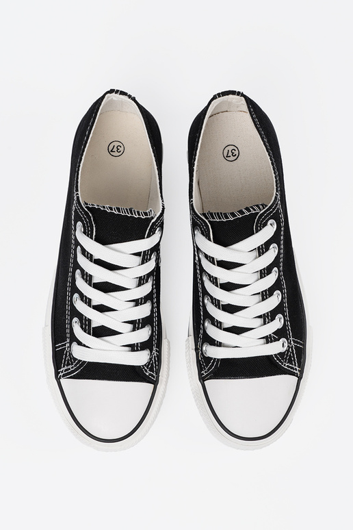 Mustade naiste jalatsid