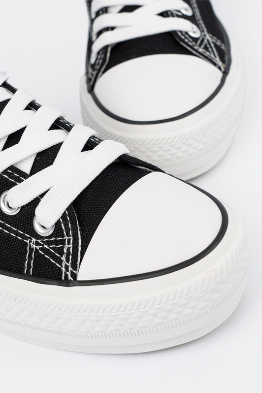 Mustade naiste jalatsid