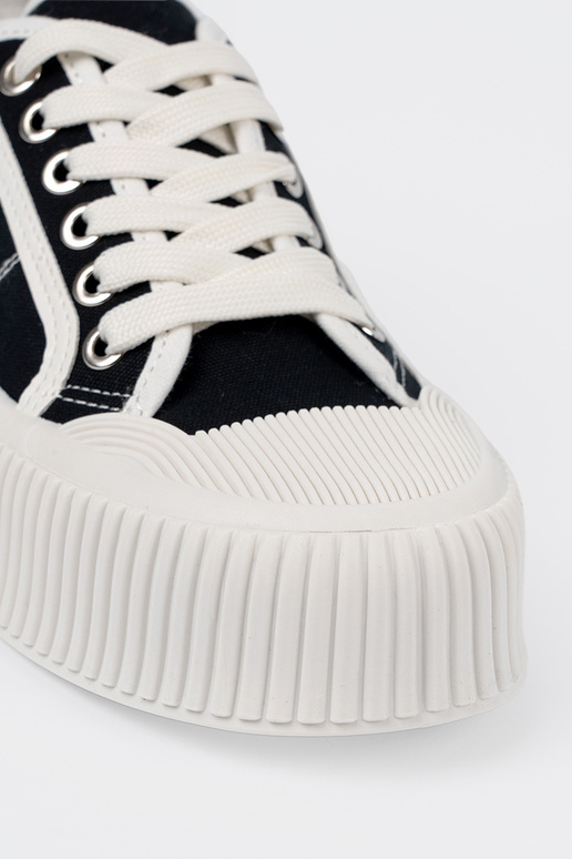 Mustad spordistiilis jalanõud paksul...