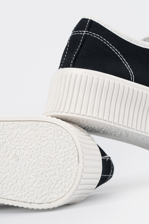 Mustad spordistiilis jalanõud paksul...