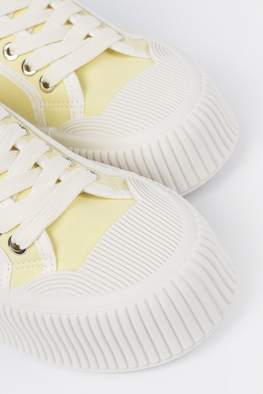 Kollased kingad paeltega paksul tallal Kollased kingad paeltega paksul tallal