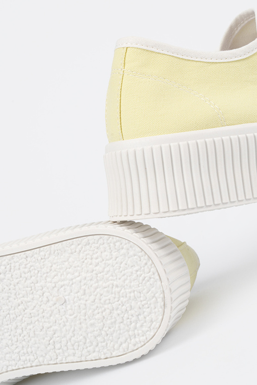 Kollased kingad paeltega paksul tallal Kollased kingad paeltega paksul tallal