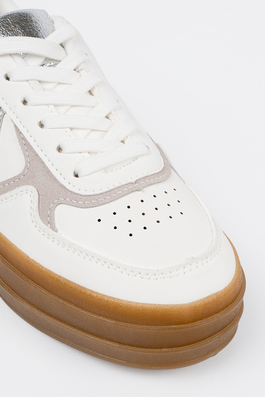 Valged naiste sportlikud kingad...