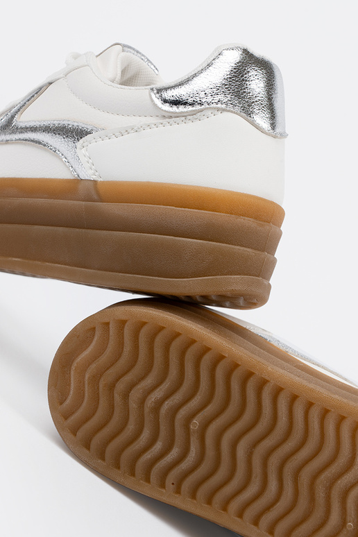 Valged naiste sportlikud kingad...