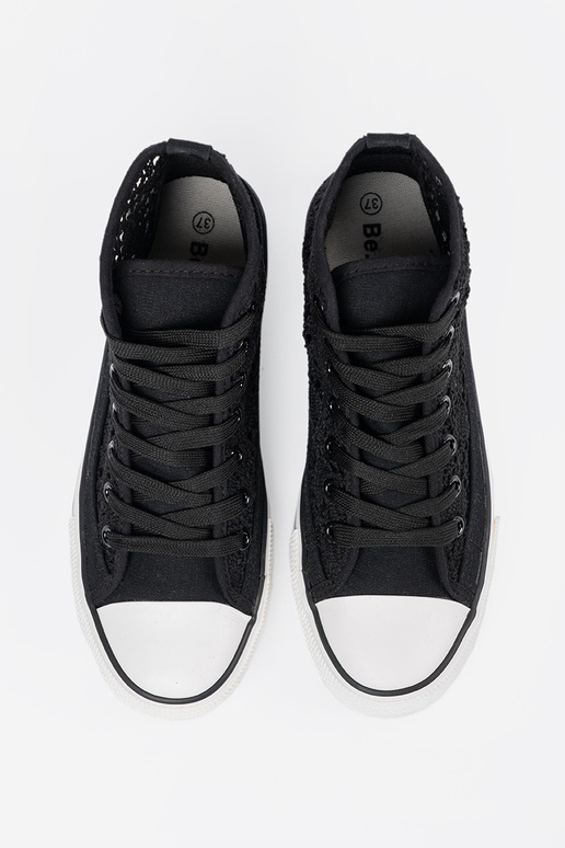 Mustad kõrged kingad avatud detailidega