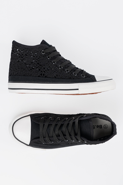 Mustad kõrged kingad avatud detailidega