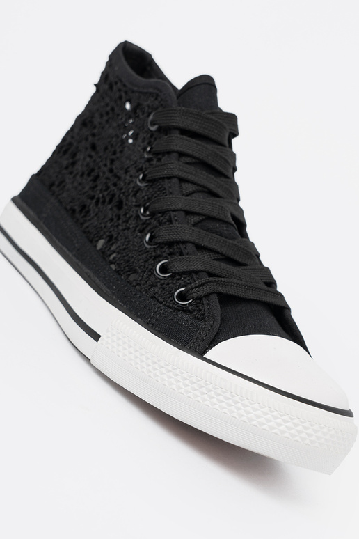 Mustad kõrged kingad avatud detailidega